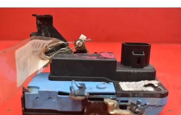 Volvo S80 Front door lock 8650544
