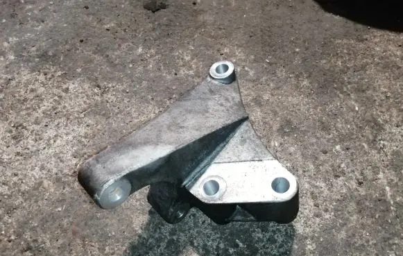 Buick Encore I Engine mounting bracket 55567043