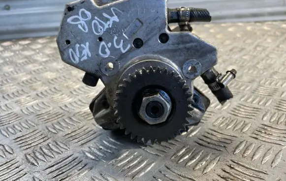 Mercedes-Benz Vito Viano W639 Fuel injection high pressure pump A6420700501 0445010145 55211