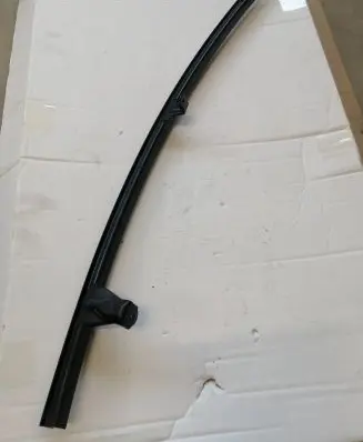 Toyota Yaris Front door window/glass frame 