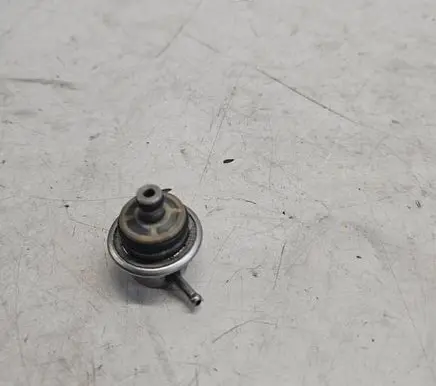 Volkswagen Golf IV Fuel pressure regulator 036133035A