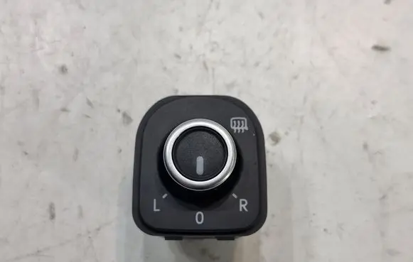 Wing mirror switch
