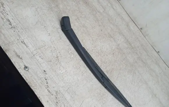 Rear wiper blade arm