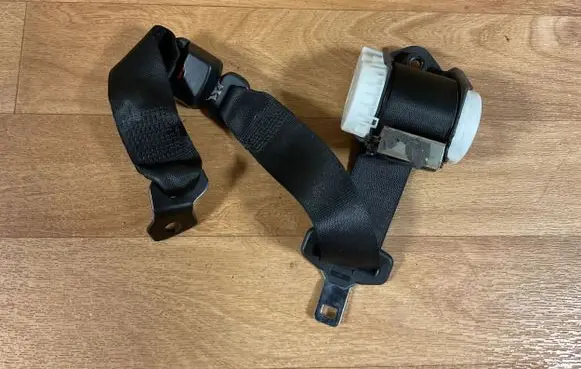 BMW 5 E60 E61 Rear seatbelt 33005895
