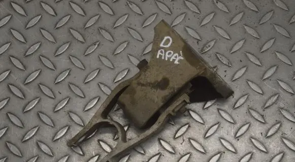Engine mount bracket