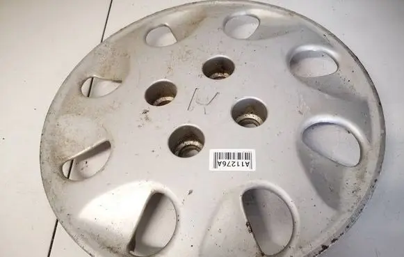 Mazda 121 R15 wheel hub/cap/trim