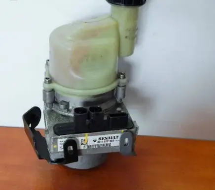Renault Sandero II Power steering pump 491101292R
