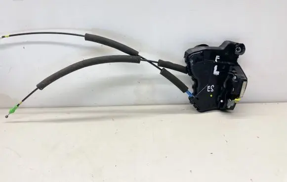 Lexus ES 300h Front door lock 6904042250