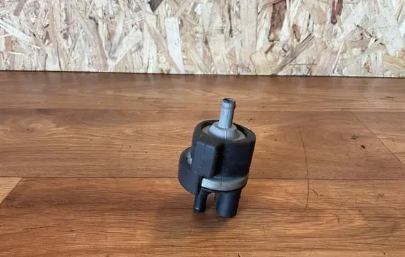 Audi A4 S4 B7 8E 8H Valve vacuum 06B133459D YC04212127