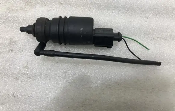 Volkswagen Golf IV Windscreen/windshield washer pump 1J0973722