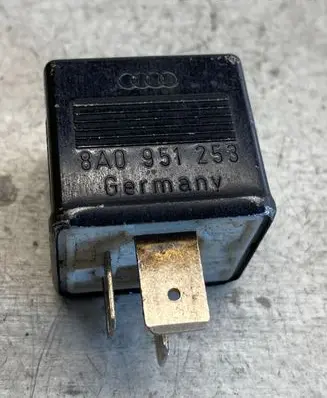 Volkswagen PASSAT B5.5 Other relay 8a0951253