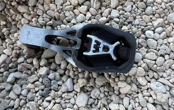 Citroen DS7 Crossback Engine mount bracket 9811786680