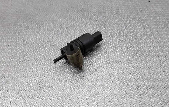 Volkswagen PASSAT B6 Windscreen/windshield washer pump