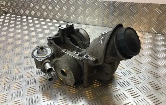 Honda CR-V Oil filter mounting bracket