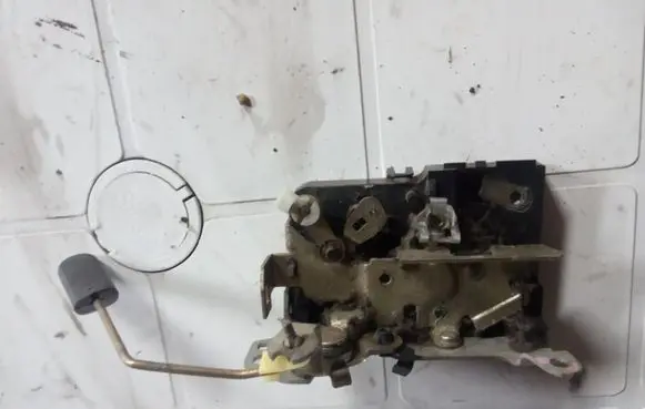 Iveco Daily 4th gen Coupe door lock (next to the handle) 