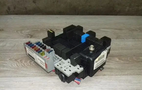 Volvo V70 Fuse module 08696098 08679899
