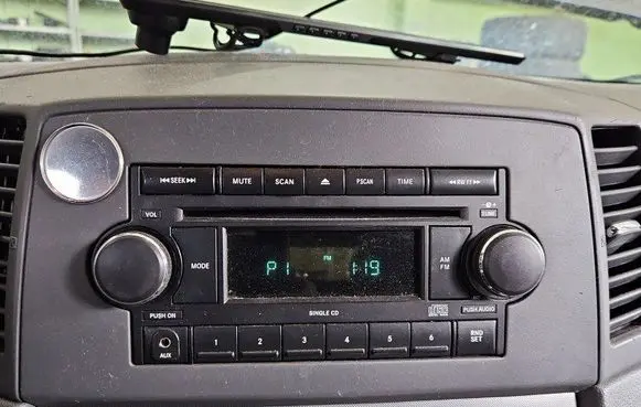 Jeep Grand Cherokee (WK) Radio/CD/DVD/GPS head unit P05064171A IMPRK1452578
