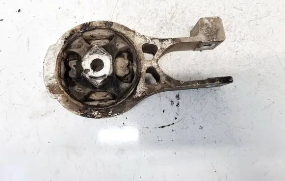 Peugeot 508 Engine mount bracket