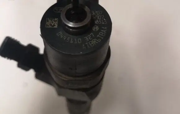 Opel Insignia A Fuel injector 0445110327