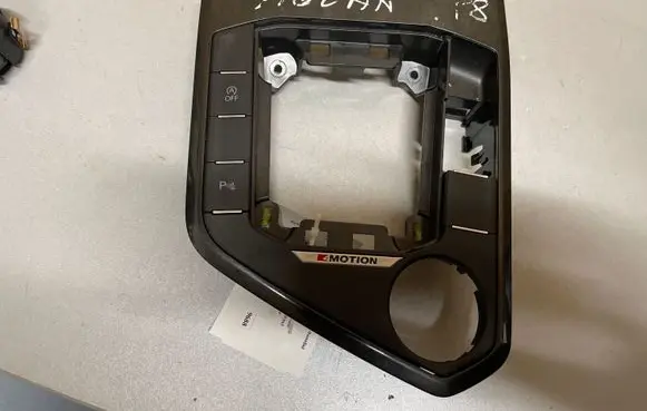 Volkswagen Tiguan Center console 5NC864263