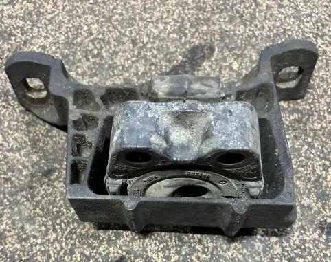 Ford C-MAX I Engine mount bracket 307396