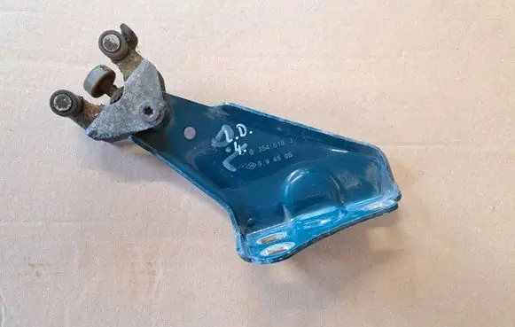 Renault Kangoo I Sliding door lower roller guide/hinge 354518J