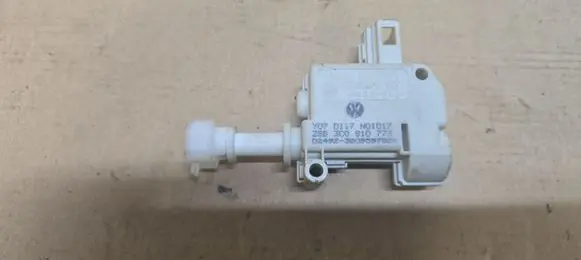 Volkswagen PASSAT B6 Fuel tank cap lock motor 3C0810773