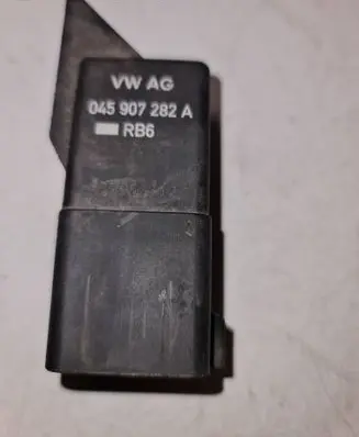 Volkswagen Golf V Glow plug pre-heat relay 0281003042 045907282A