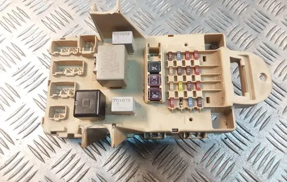 Toyota Yaris Fuse module 8198005040