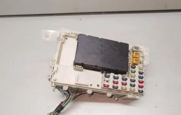 Toyota Corolla E120 E130 Fuse module 8264102060 2323008530