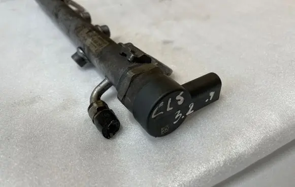 Mercedes-Benz E W211 Fuel main line pipe A6420700495
