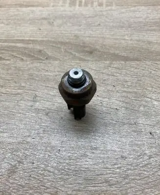 Nissan X-Trail T30 Oil pressure sensor 2CP12 F6R05