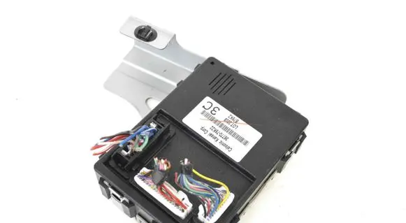 Suzuki Grand Vitara II Central body control module 3677076K22