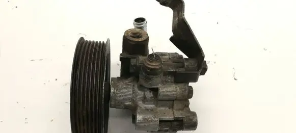 Toyota Avensis Verso Power steering pump 32100