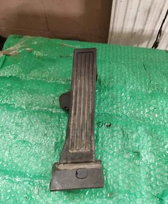 Accelerator throttle pedal