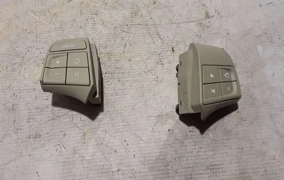 Volvo S80 Steering wheel buttons/switches 30768065