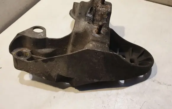 Engine mounting bracket