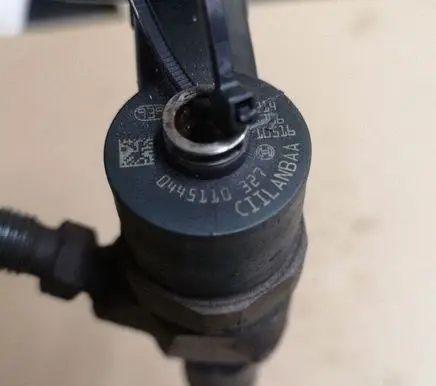 Opel Insignia A Fuel injector 0445110327