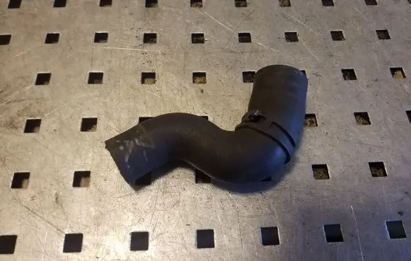 Volkswagen PASSAT B7 Engine coolant pipe/hose