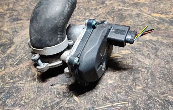 Volkswagen Golf VII Throttle valve 04L131501M A2C96089300