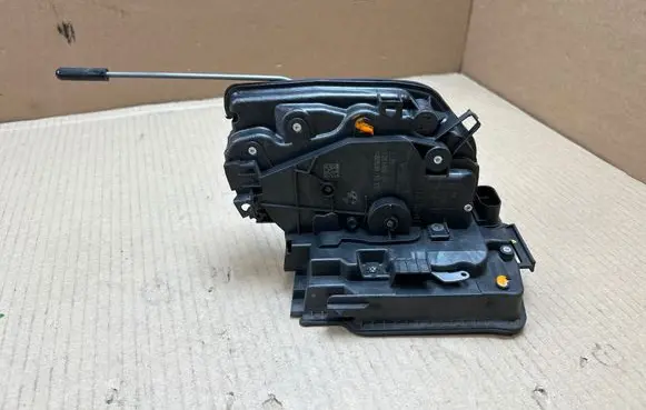 BMW 2 F46 Front door lock 7281935