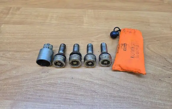 Volvo V70 Anti-theft wheel nuts and lock 