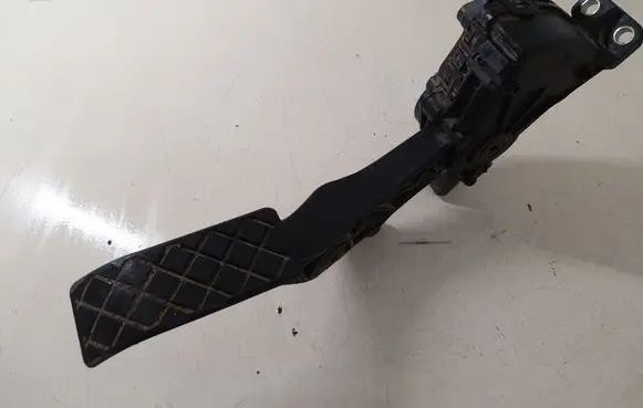 Accelerator throttle pedal