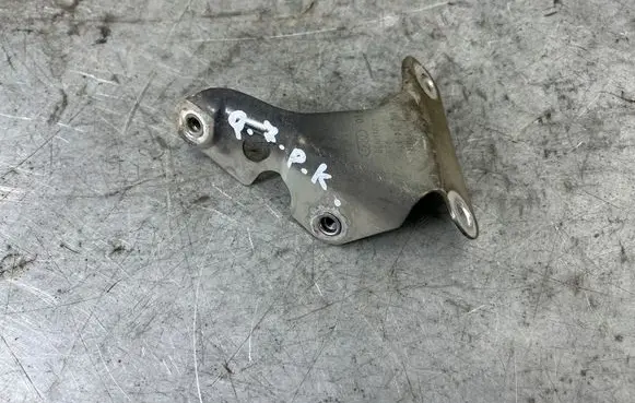 Audi Q7 4L Fender mounting bracket 4L0821135