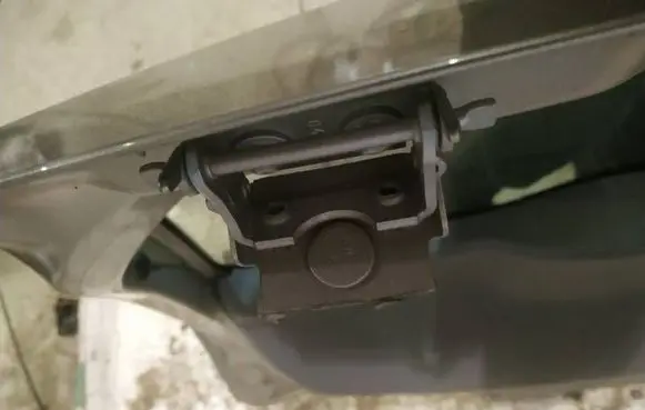 Ford Fiesta Tailgate/trunk/boot hinge 