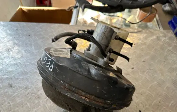 Peugeot 3008 I Brake booster 9682650980
