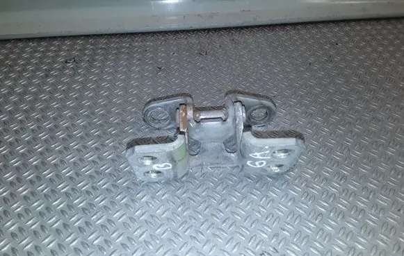 Toyota RAV 4 (XA20) Loading door lower hinge 