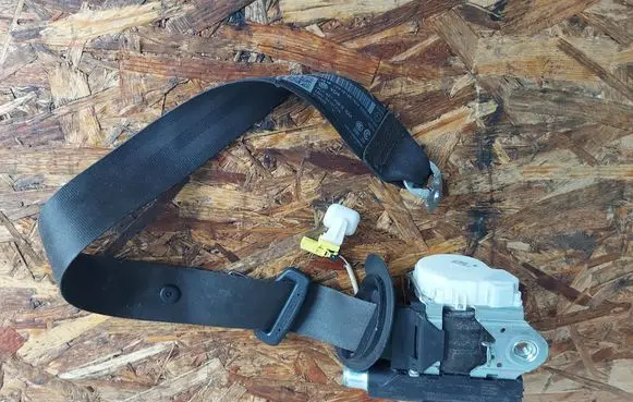 Volkswagen PASSAT B7 Front seatbelt 3C1857706S