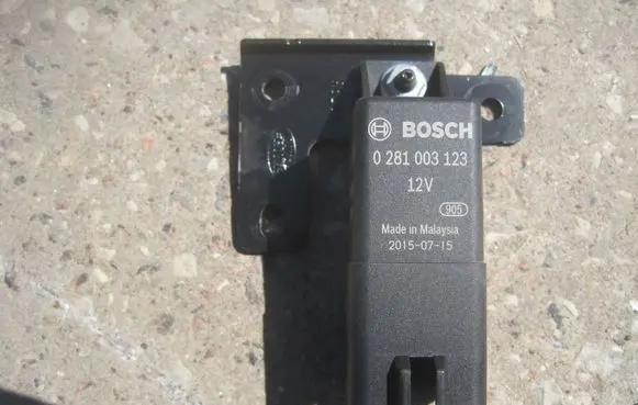 Land Rover Discovery 4 - LR4 Glow plug pre-heat relay 0281003123