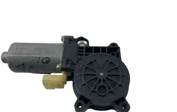Peugeot 206 Front door window regulator motor 0130821762